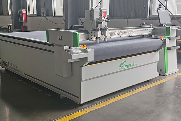 得马F11-1625高速裁切机真机展示